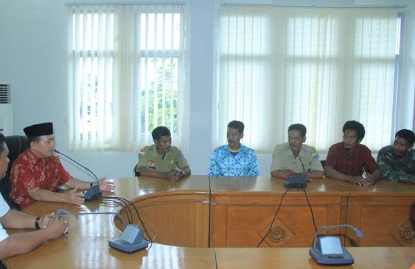 Bupati Merangin H Al Haris saat dialog dengan para temenggung SAD.